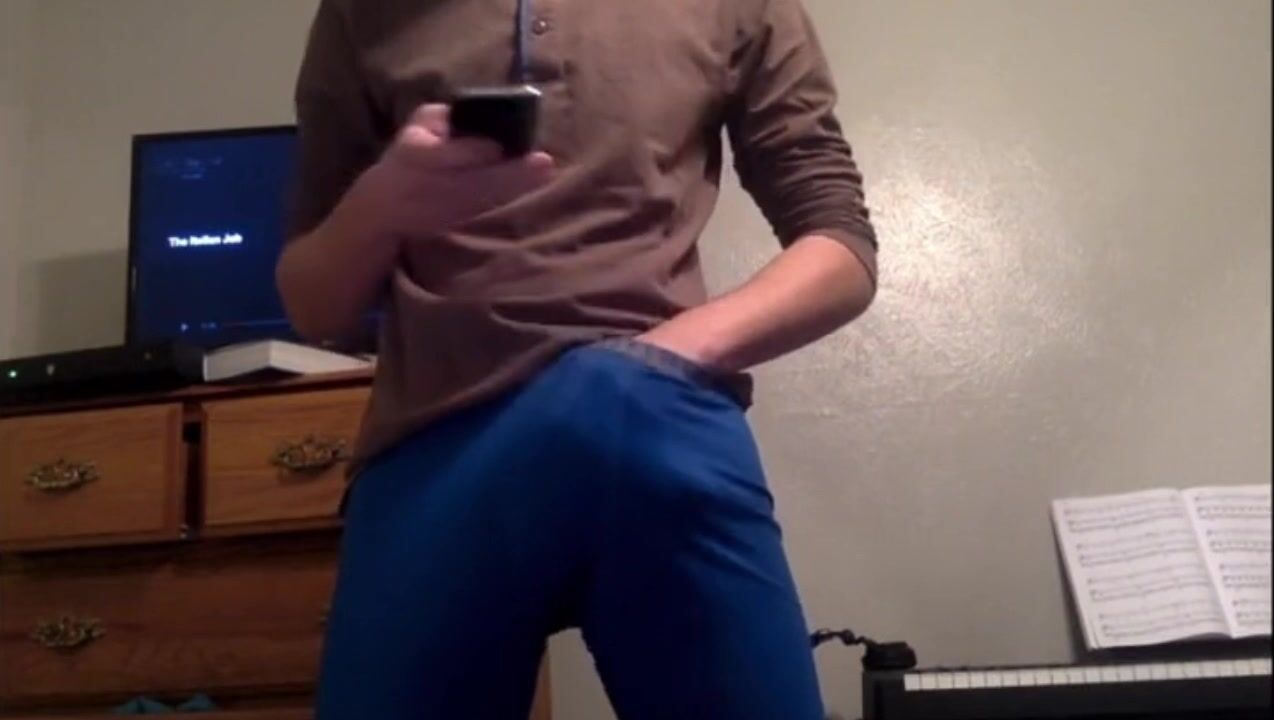 Twink en calzoncillos bóxer azules se masturba la polla y se corre ...