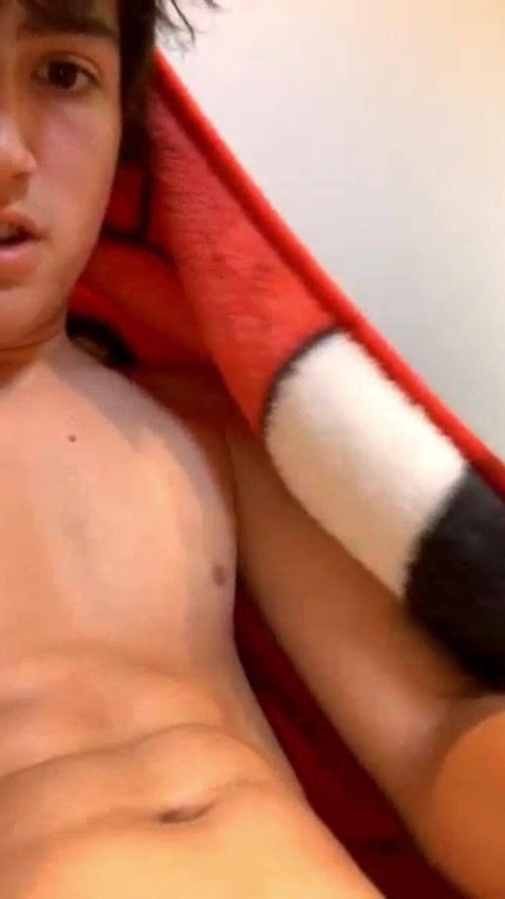 Garoto com corpo matador acaricia seu pau duro