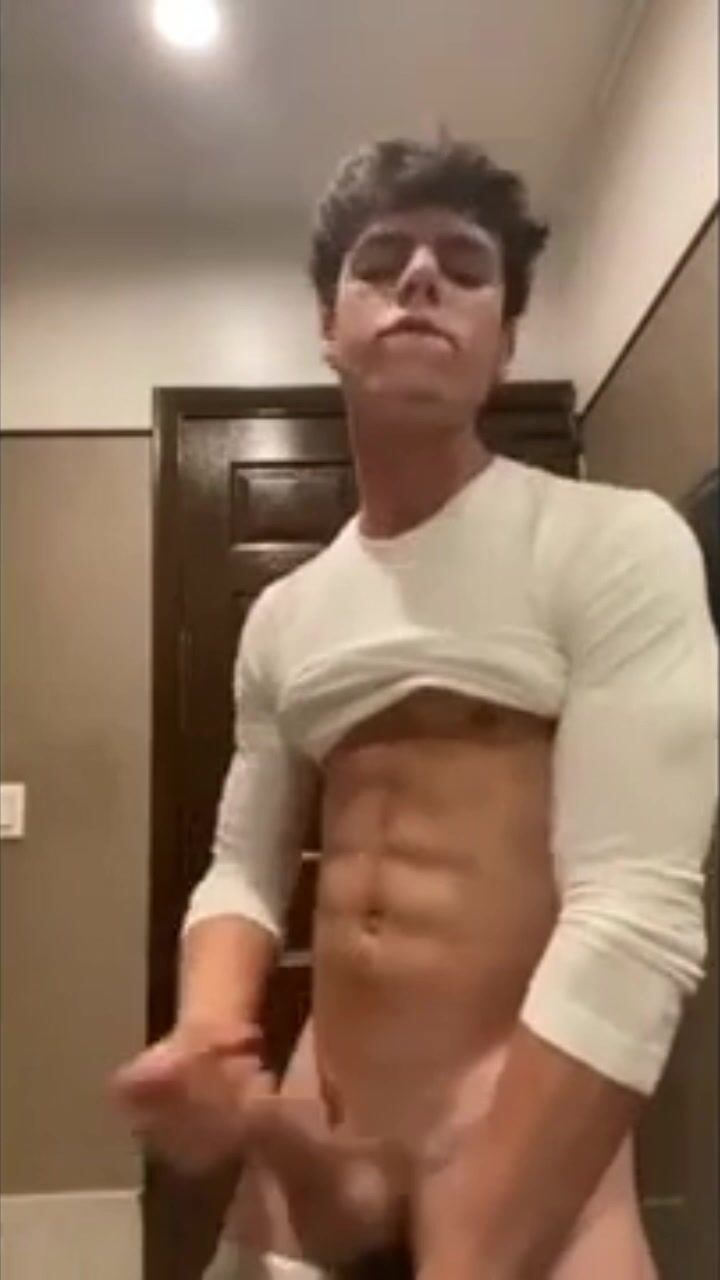مراهق يحلب زبًا سميكًا غير مختون حتى يقذف