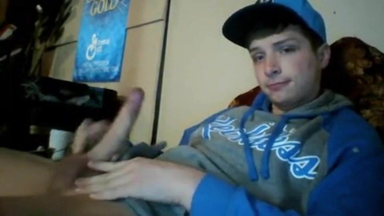 Twink mit blauer mütze nimmt papas harten schwanz