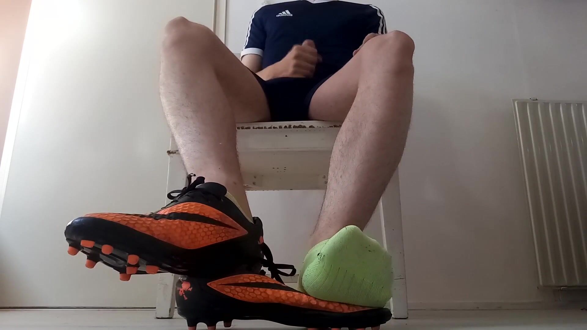 Twink futebolista dominante bate uma