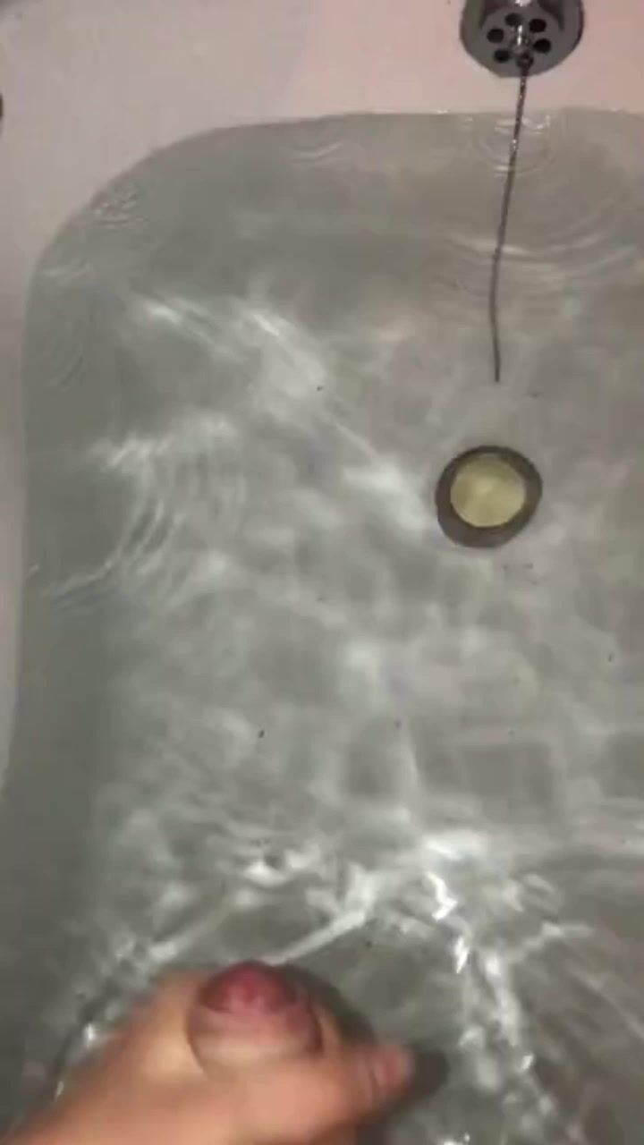 Jeune minet branle sa queue dans le bain