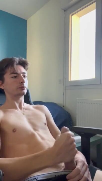 Junger twink wichst hart und kommt 2