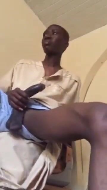 Chico negro amateur se pajea y corrida caliente 4