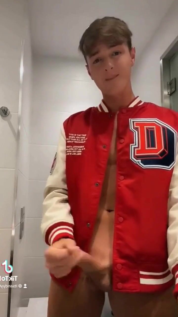运动男孩无套被爸爸肌肉大屌干