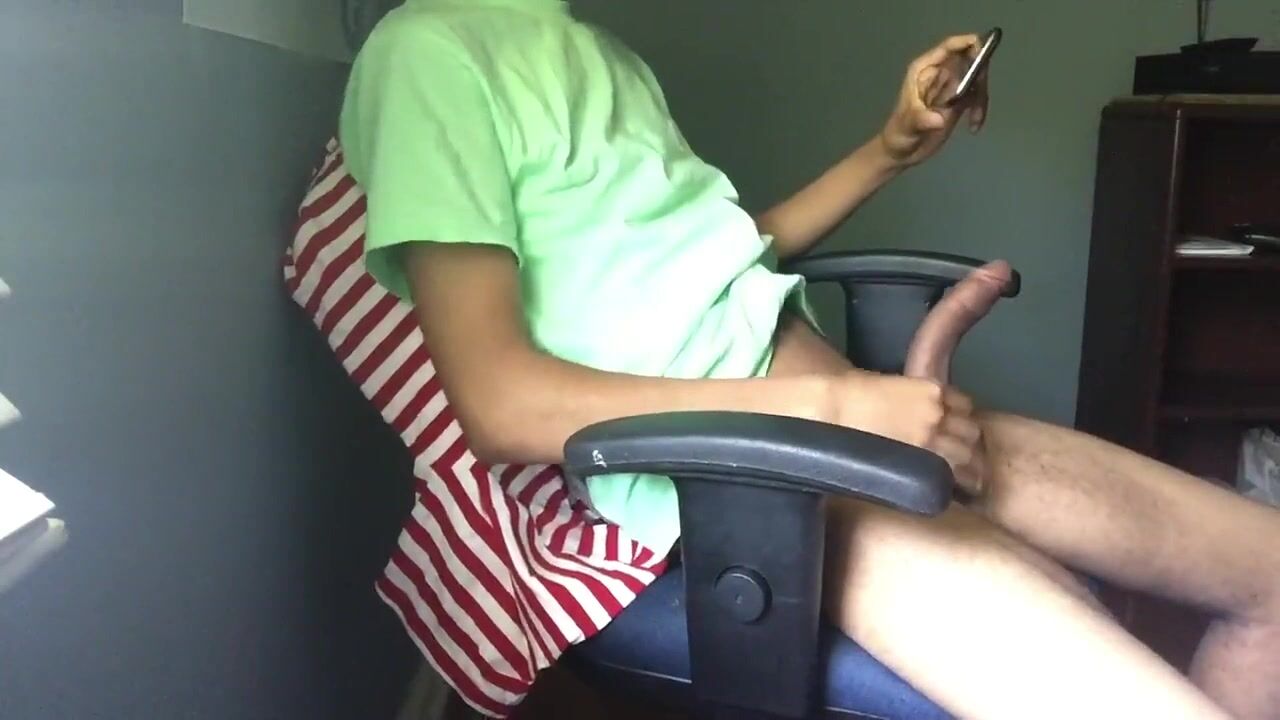 чёрный тинок дрочит член
