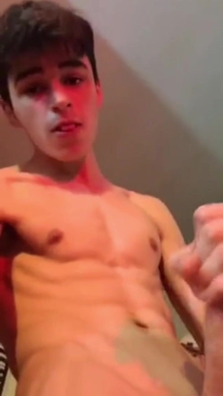 Carlo se corre sobre abs 8pak