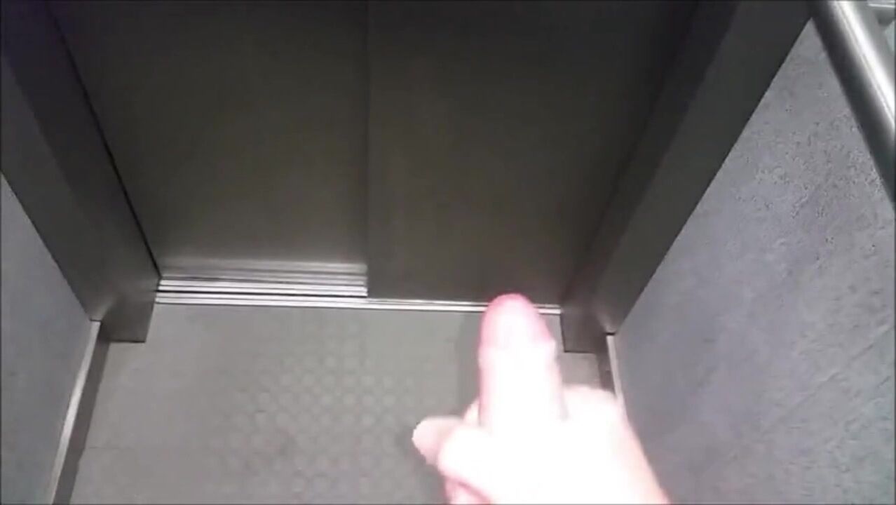 公共エレベーターでオナニー射精