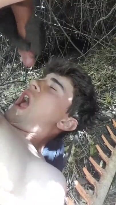 Le fermier reçoit une faciale brûlante