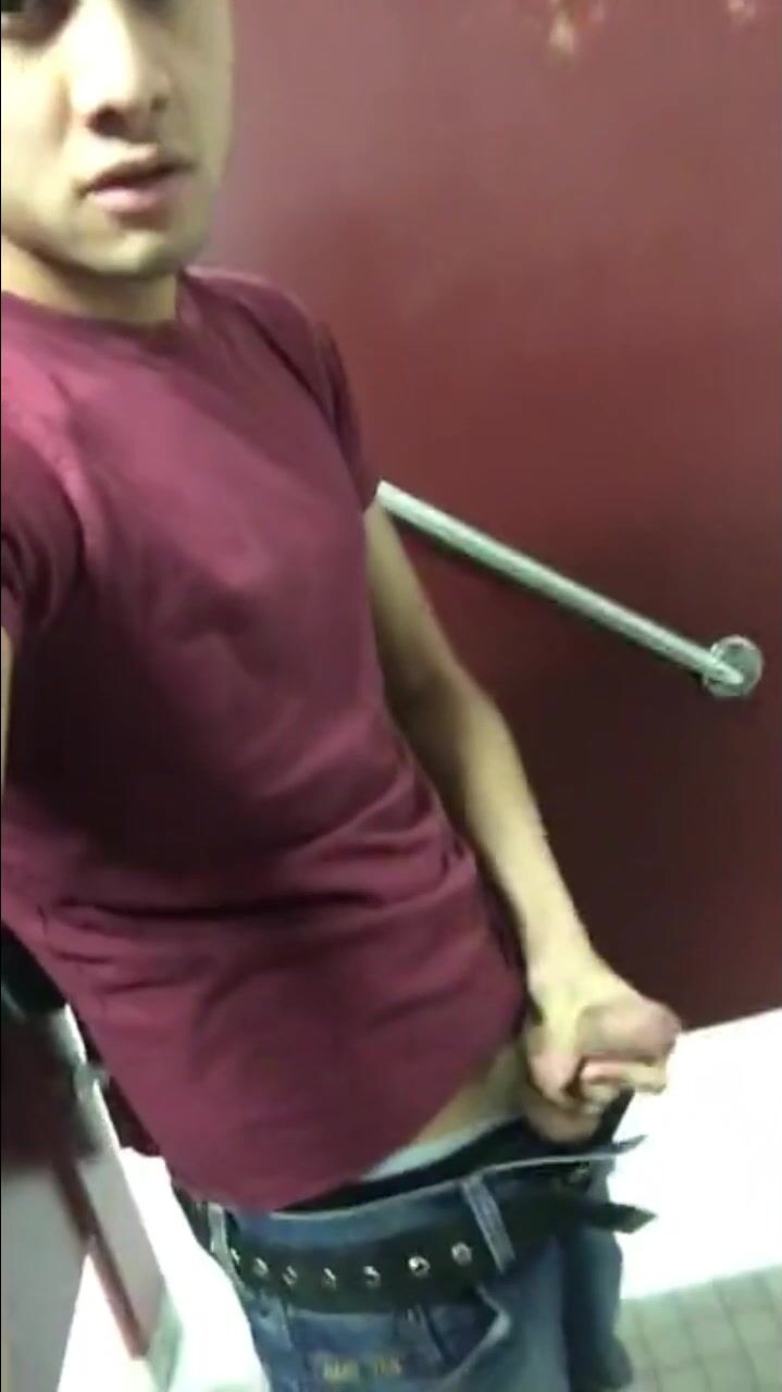 Jovencito caliente se pajea en baño público