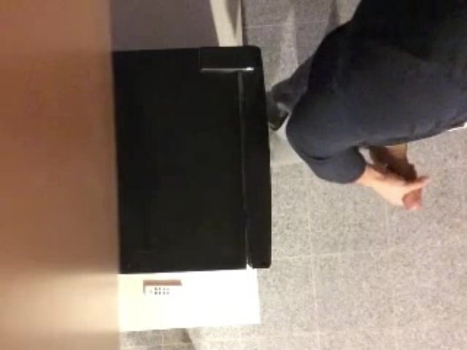 Versteckter öffentlicher cumshot