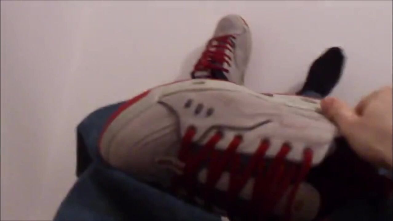 Skater bate punheta em baggy e fode tênis