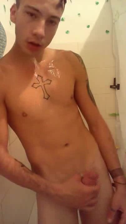 Chico suave se masturba en el baño