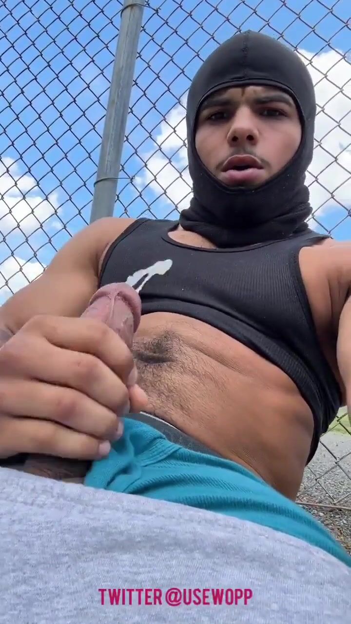 Negão geme sexualmente, jorrando cargas de porra quente