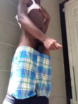 رجل أسود يستمني في الخارج