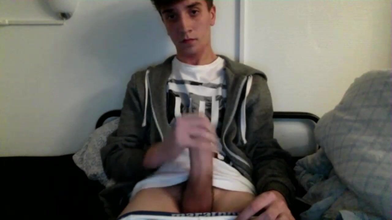 Twink bonito e bem dotado bate sem camisinha