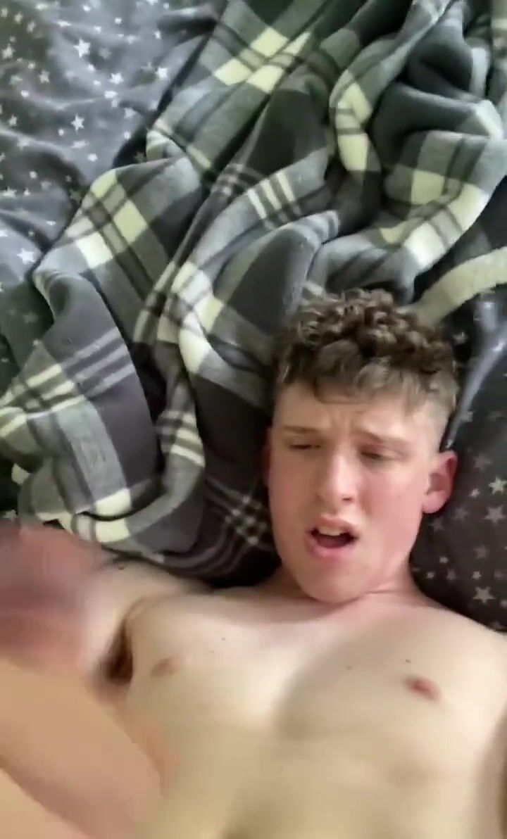 Hübscher teen wichst 16