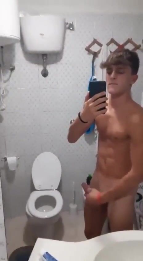 Teen wichst geil und hart
