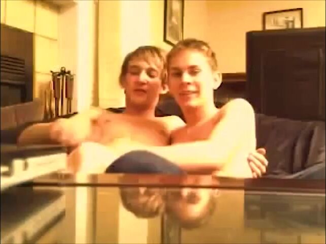 Adam se folla a pelo a su amigo de cam