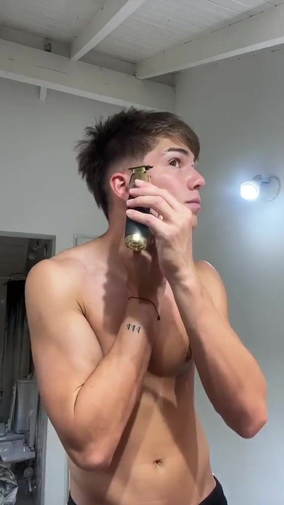 Aesthetic raw muscle daddy pounds twink bareback