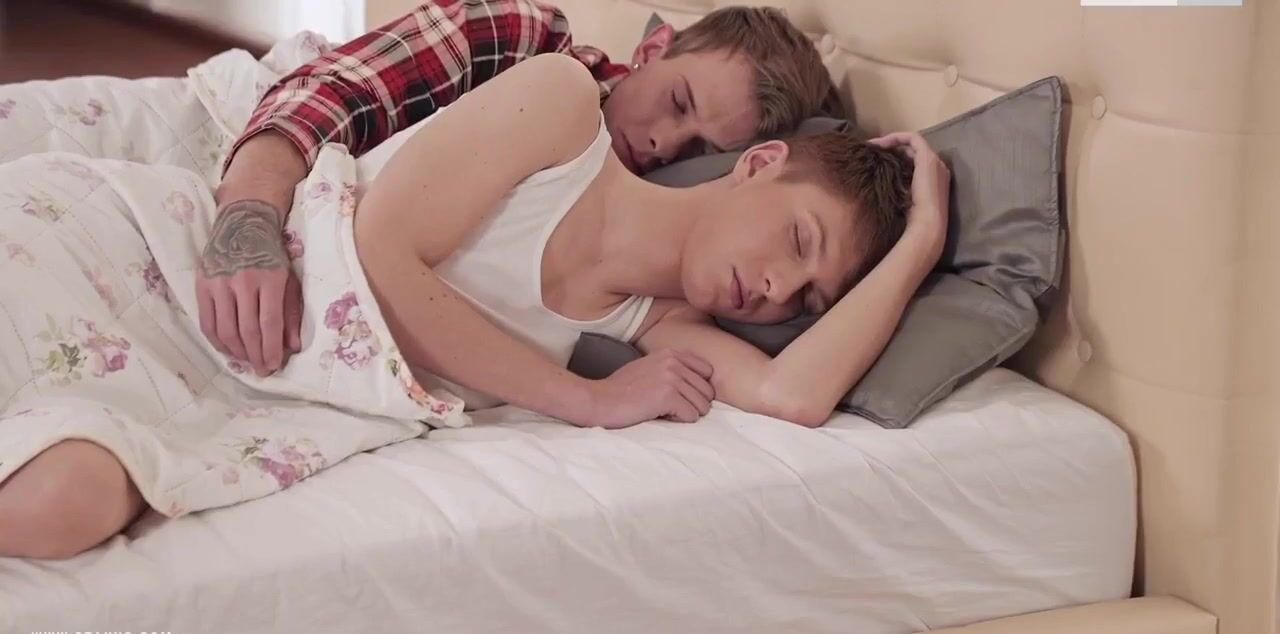 Morgentanz endet in bareback-twink-daddy-action