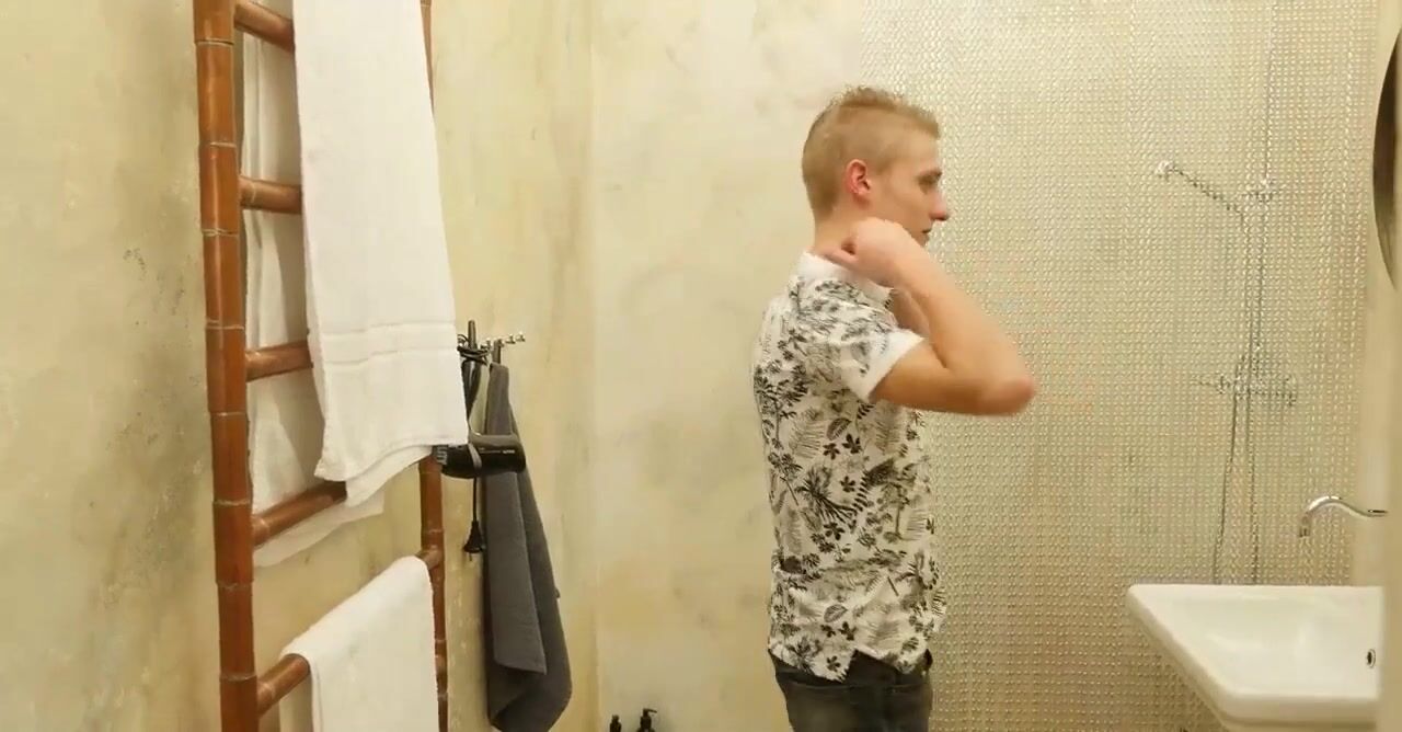 Sexe sous la douche après sa toilette