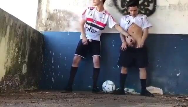 Fußballjungs ficken bareback nach dem training