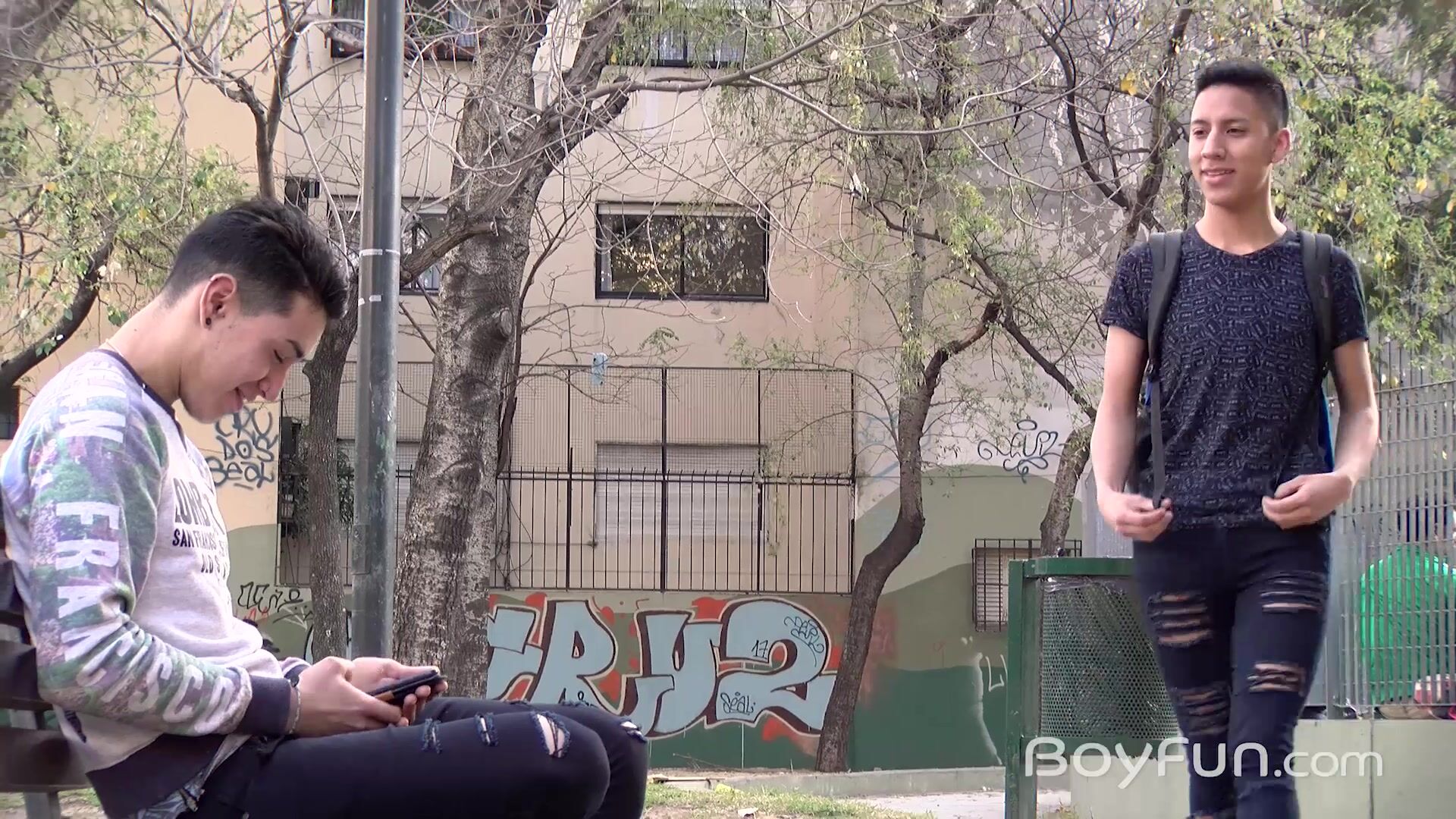 بعد الظهر بدون واقٍ: الشاب النحيف يركب زب الأب العضلي
