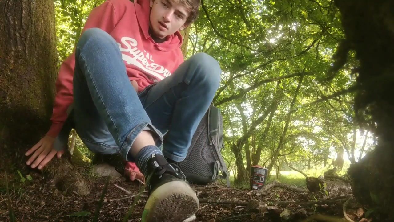 Twink wichst und kommt im freien