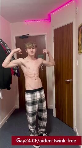 Gran polla aiden se masturba caliente en el pasillo