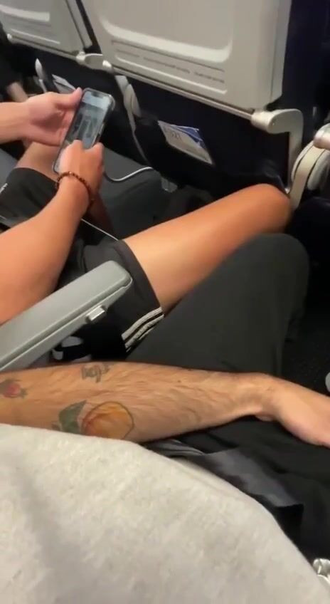 Chicos en avión juegan para una pareja