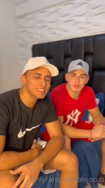 El twink alejo toma polla cruda a pelo