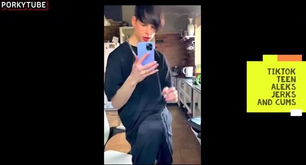 Aleks jouit fort dans la cuisine