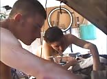 أليكس عاري وأنجل يستمنيان في مرآب المنزل