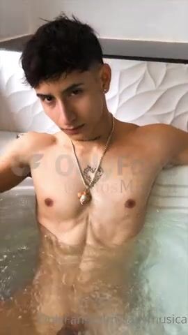 Alex gostoso me mostra seu vibrador