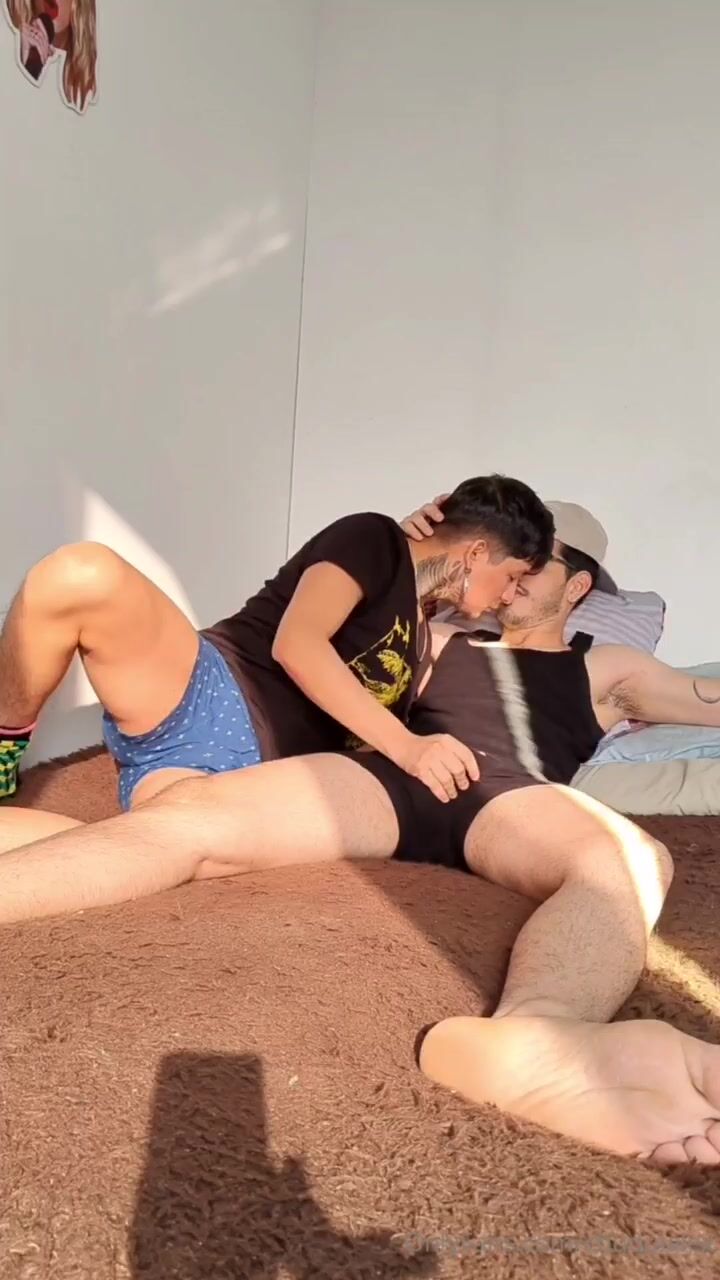 Alexbarber, el chico joven recibe la polla a pelo del papá musculoso