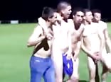 все голые тинейджеры и папочки на спортивном поле без презерватива