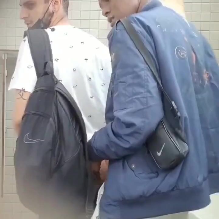 瘦仔在浴室被肌肉爸爸的大鸡巴无套后入