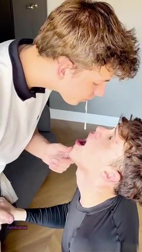 顺从的青少年男孩接受阿尔法大屌