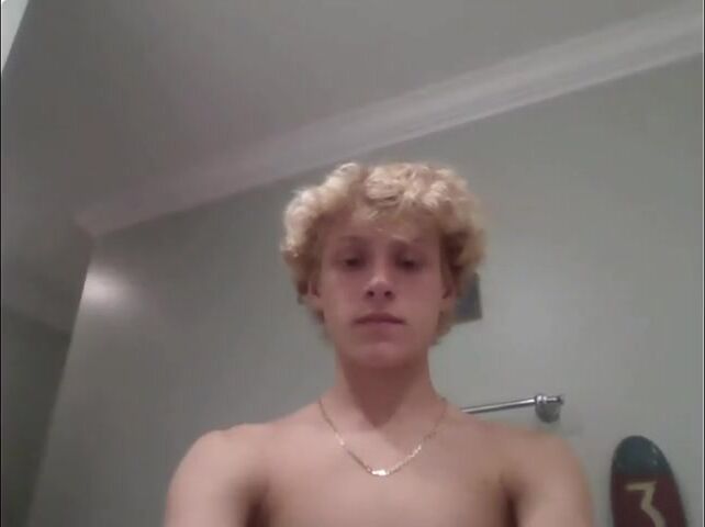 Blonder twink wichst erstaunlich