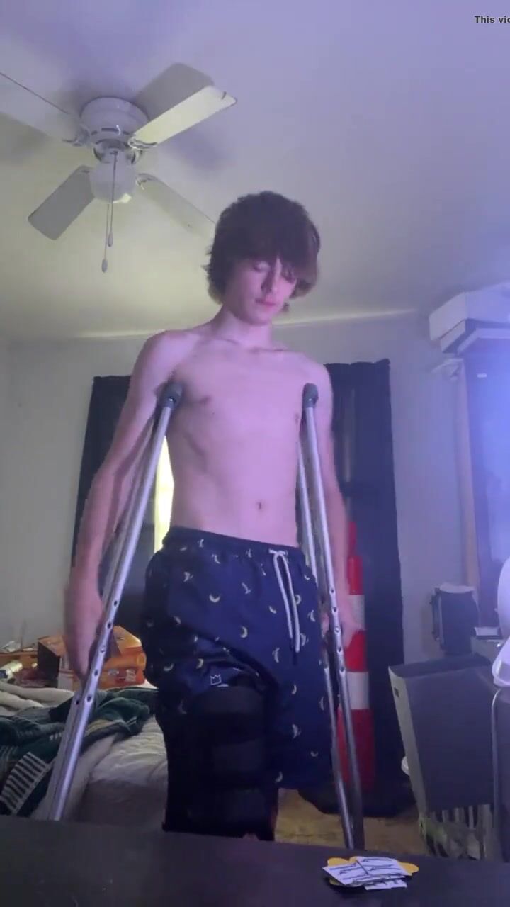 Krücken stoppen diese rohe fahrt dieses jungen nicht