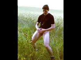 Cam amador: urinando num campo
