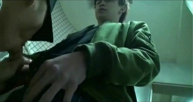 Adolescente asiático amateur recibe polla sin condón raw