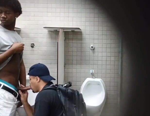 Chicos amateurs se divierten sin condón en baño
