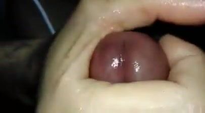 अमेचर लड़का स्विमिंग शॉर्ट्स में हस्तमैथुन करता है