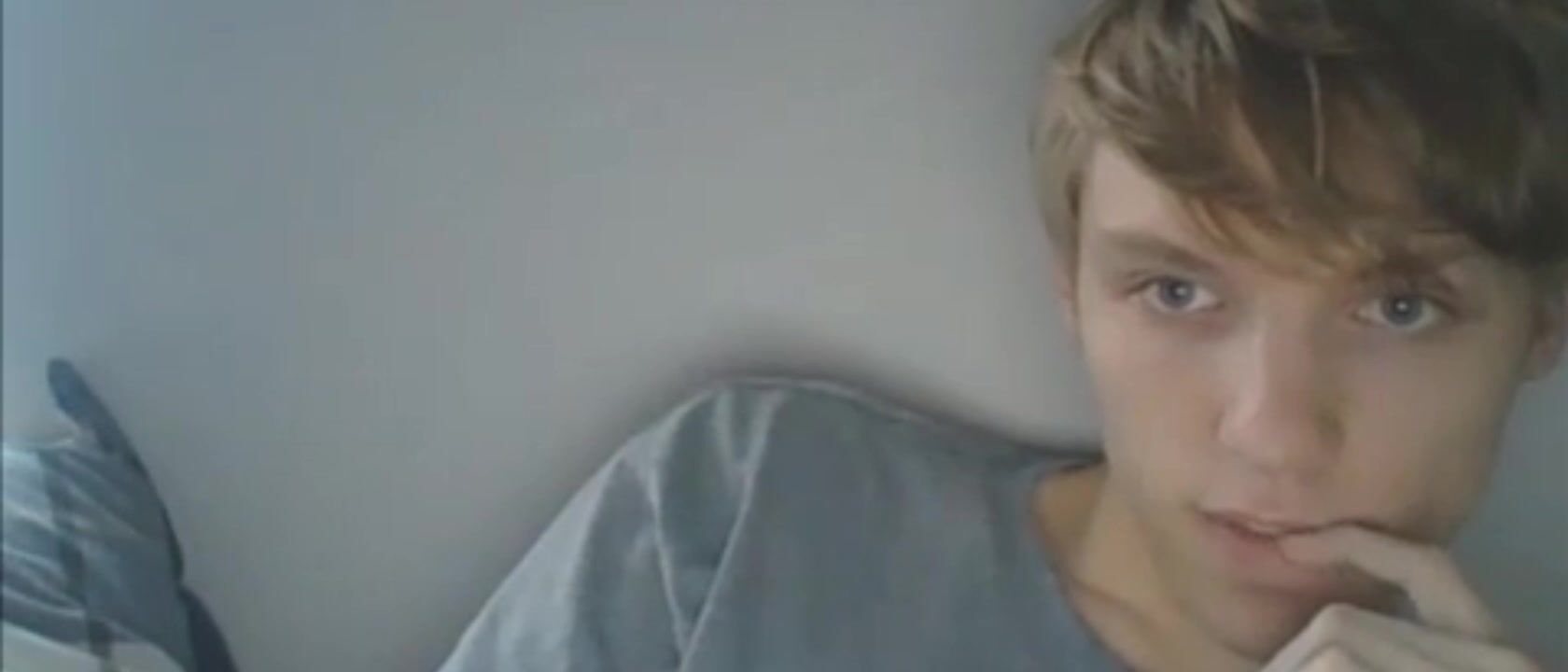 Adolescent amateur seul dans sa chambre