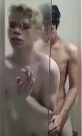 Amateur-twinks ficken ohne kondom in der dusche