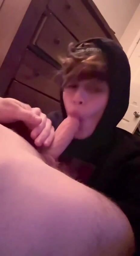 Twink amateur chupa la polla a pelo de papá