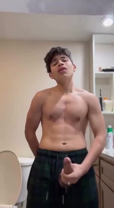Amateur twink rides daddy’s bareback muscle cock