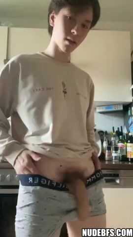 Ado amateur chevauche la bite bareback d’un daddy musclé 3
